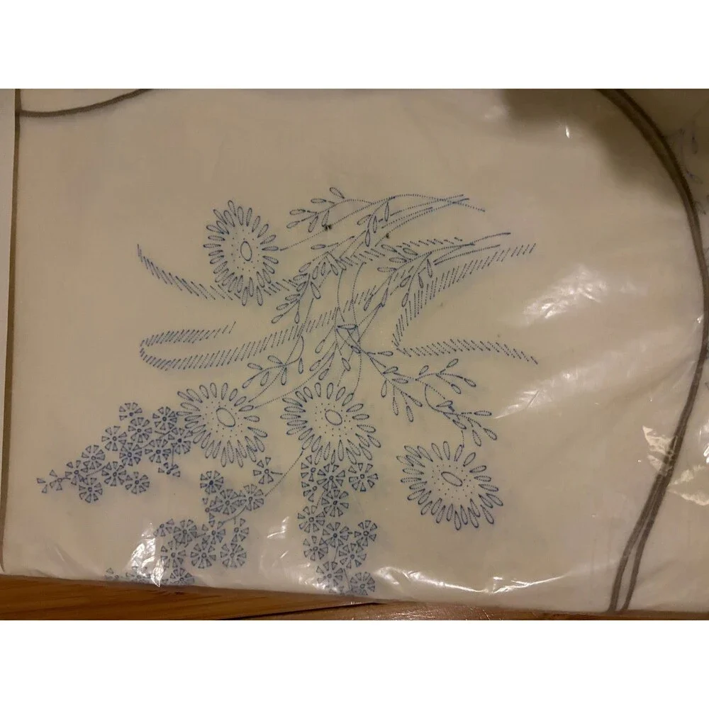 Vintage 1977 Paragon Contada Stamped Embroidery Tablecloth 59x90 Oval New